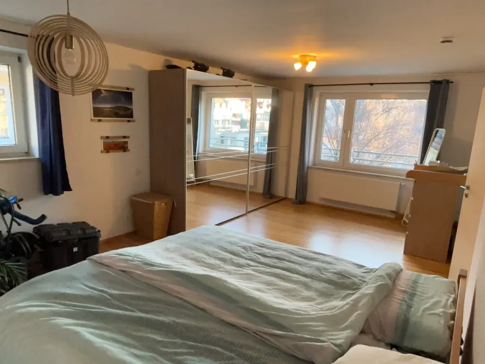 Zentrale Ruheoase nahe der Münchner Freiheit mit drei Zimmern und Balkon