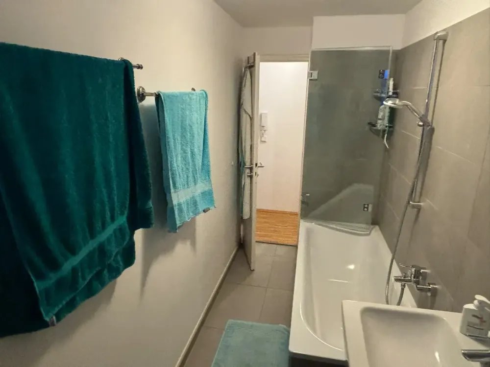 Zentrale Ruheoase nahe der Münchner Freiheit mit drei Zimmern und Balkon