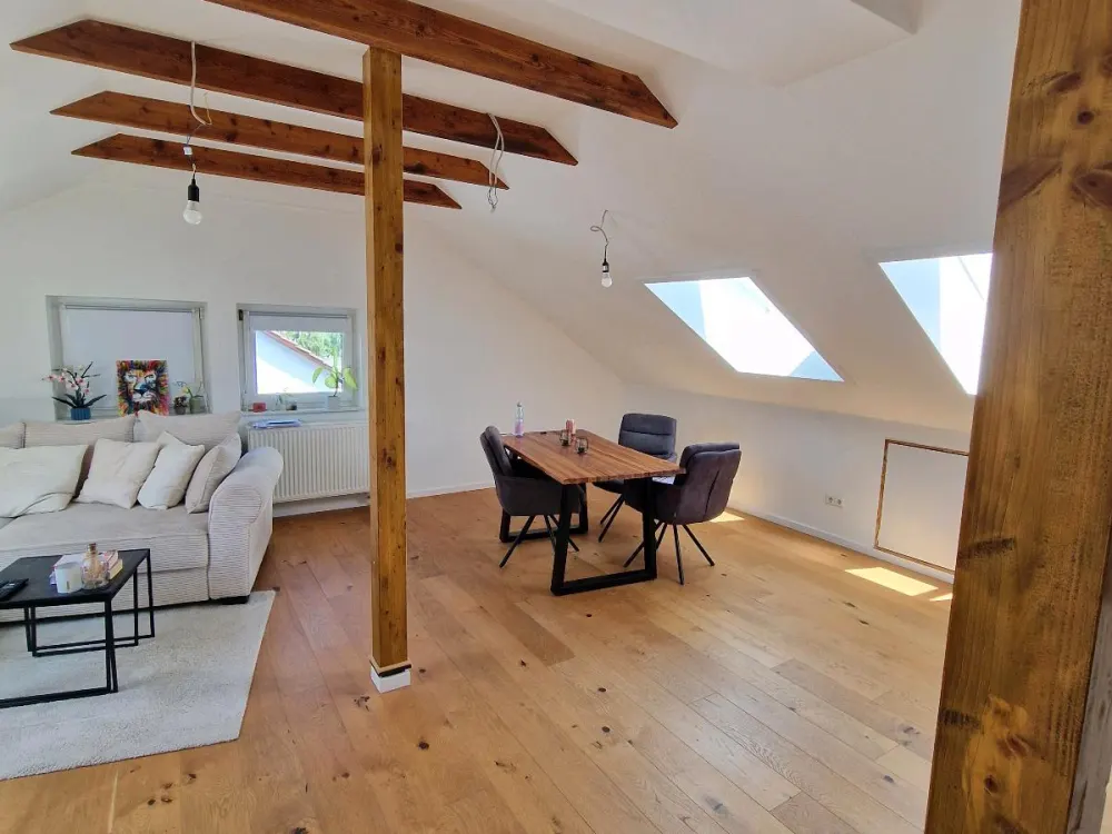 helle Dachgeschosswohnung