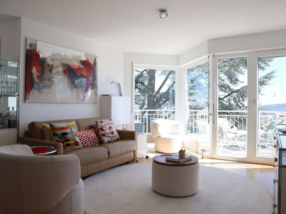 Lichtdurchflutete 3-Zimmer-Wohnung mit Blick auf die Stadt