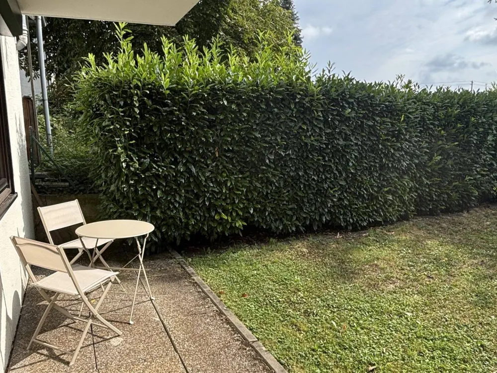 Modernisiertes, voll möbliertes Apartment mit eigener Terrasse und Blick ins Grüne