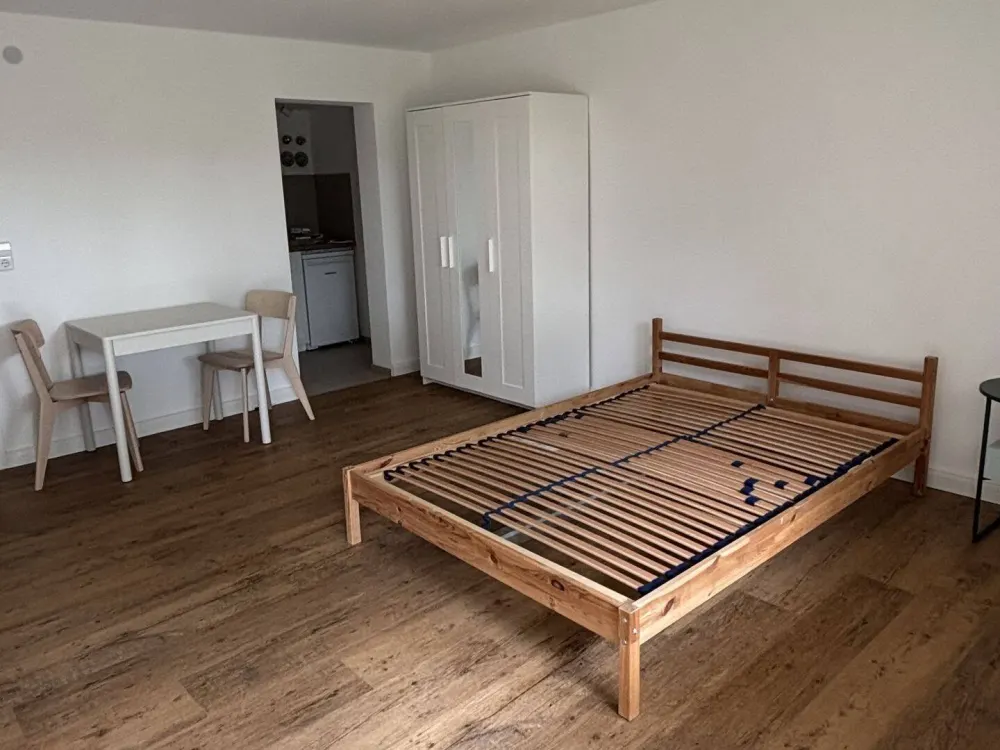 Modernisiertes, voll möbliertes Apartment mit eigener Terrasse und Blick ins Grüne