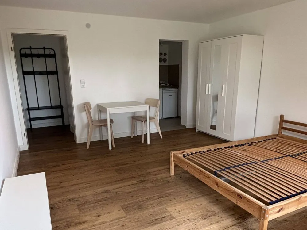Modernisiertes, voll möbliertes Apartment mit eigener Terrasse und Blick ins Grüne