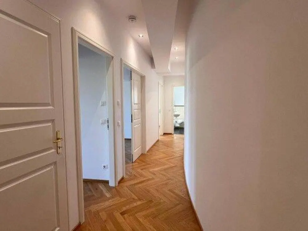 Hochwertig sanierte 3-Zimmerwohnung mit Balkon !