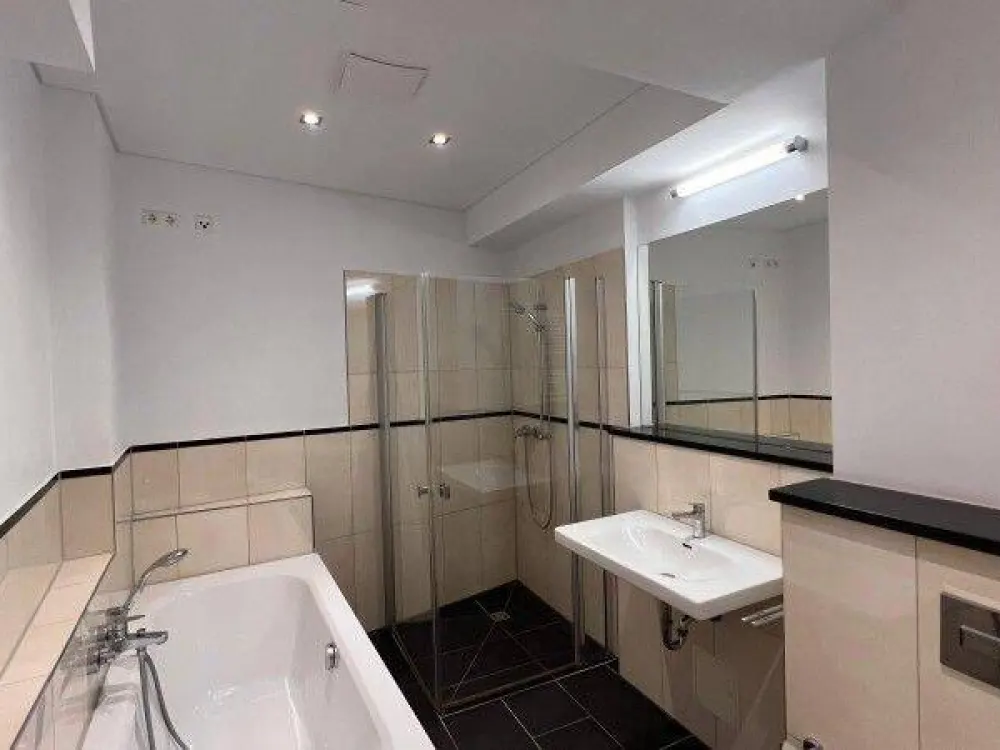 Hochwertig sanierte 3-Zimmerwohnung mit Balkon !