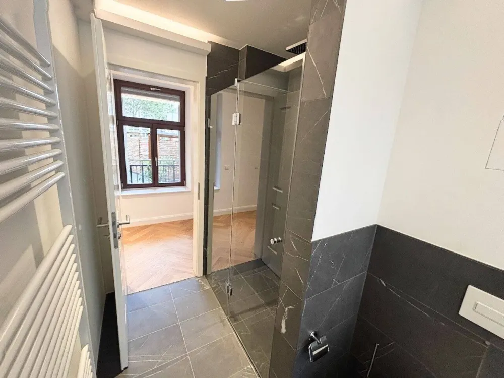 Wohnen mit Stil! + Erstbezug + Balkon + Parkett + Fußbodenheizung + Wanne & Dusche + LED-Licht