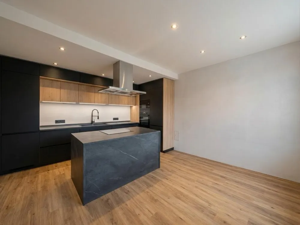 Stilvoll modernisiert: Großzügige Traumwohnung mit Terrasse