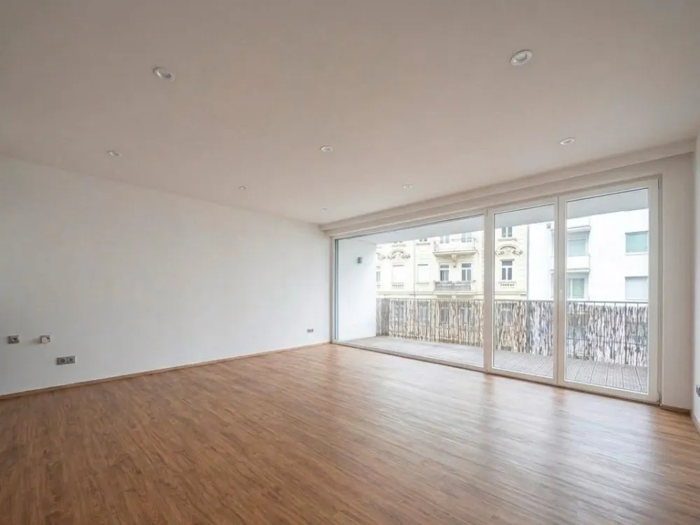 Stilvoll modernisiert: Großzügige Traumwohnung mit Terrasse