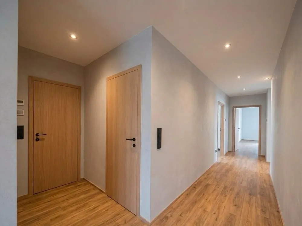 Stilvoll modernisiert: Großzügige Traumwohnung mit Terrasse