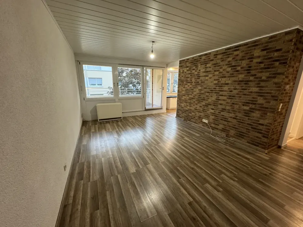 Großzügige 4,5-Zimmer-Wohnung mit Südbalkon, moderner Einbauküche & Garage in zentraler Lage