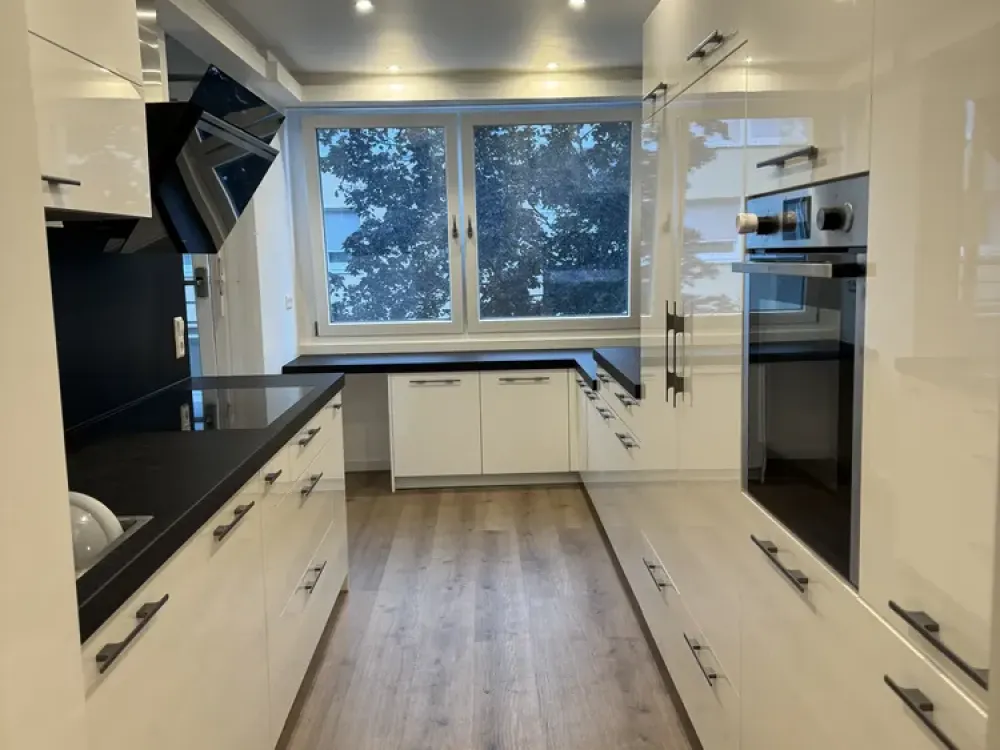 Großzügige 4,5-Zimmer-Wohnung mit Südbalkon, moderner Einbauküche & Garage in zentraler Lage