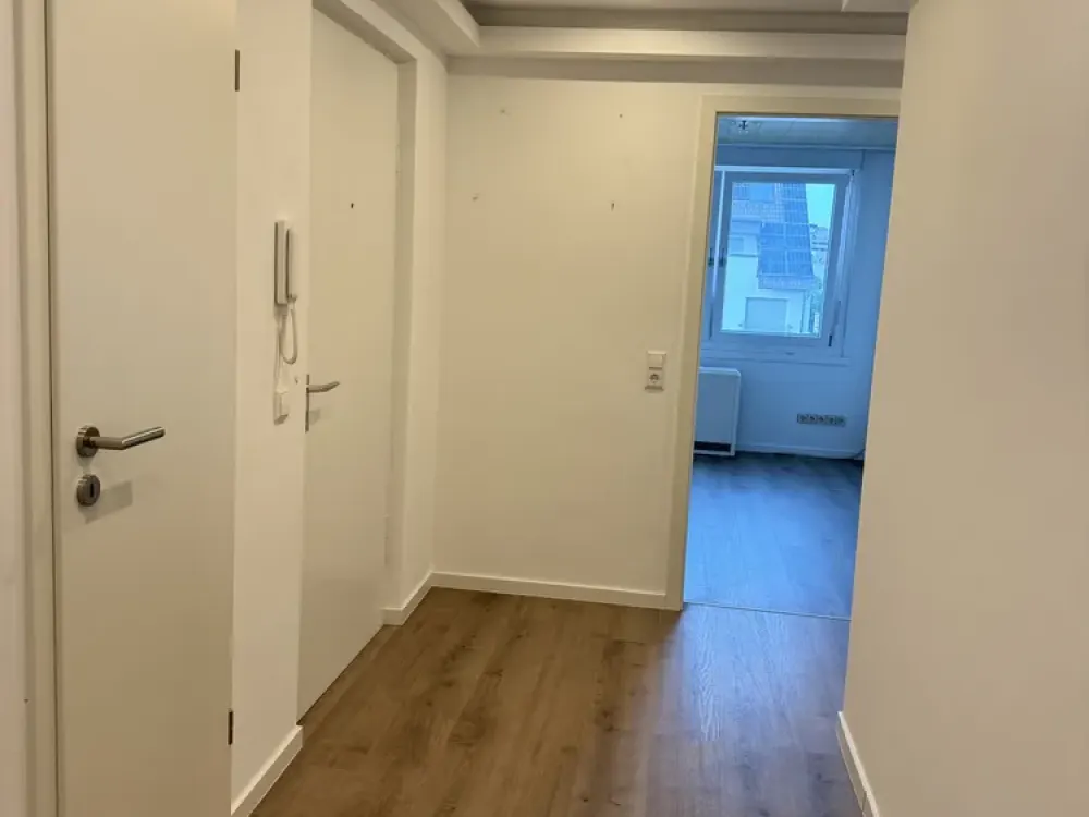 Großzügige 4,5-Zimmer-Wohnung mit Südbalkon, moderner Einbauküche & Garage in zentraler Lage