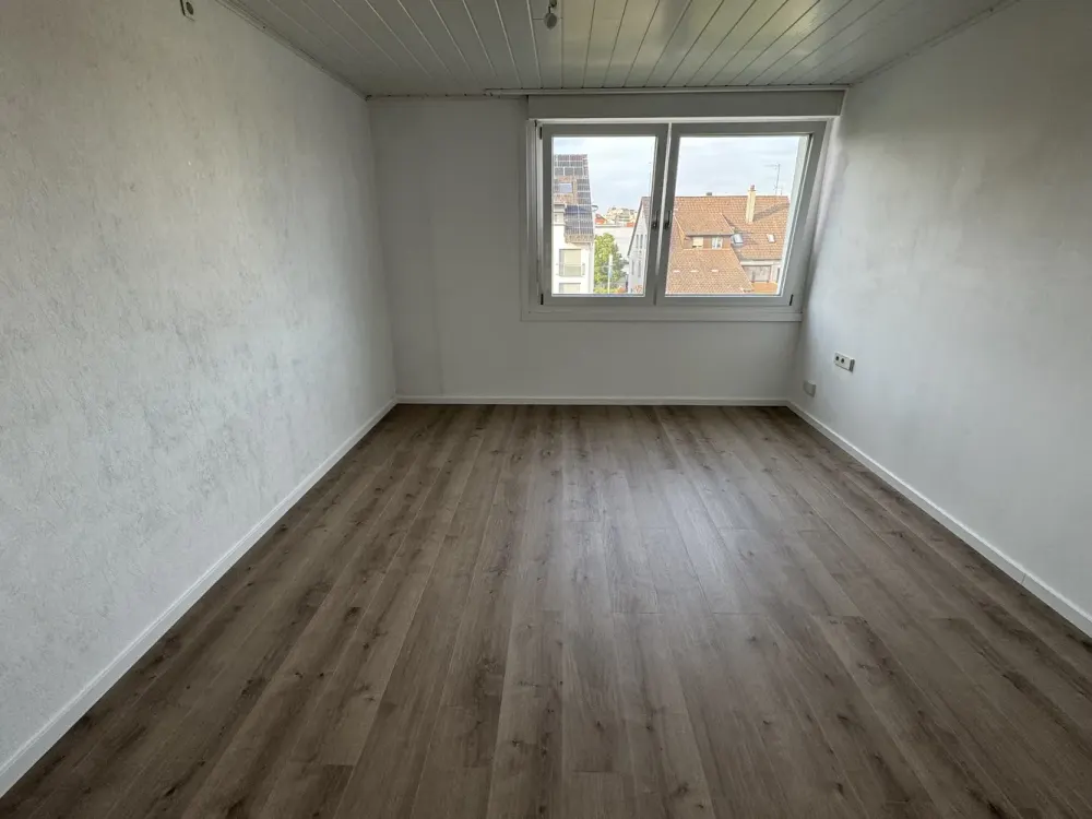 Großzügige 4,5-Zimmer-Wohnung mit Südbalkon, moderner Einbauküche & Garage in zentraler Lage