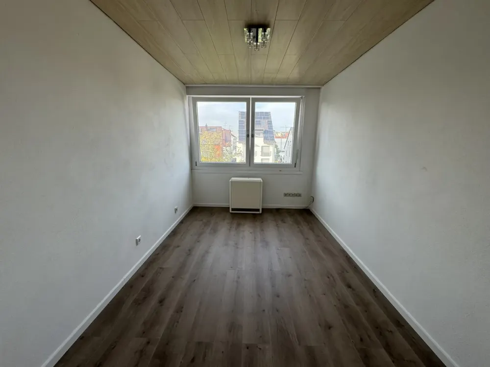 Großzügige 4,5-Zimmer-Wohnung mit Südbalkon, moderner Einbauküche & Garage in zentraler Lage