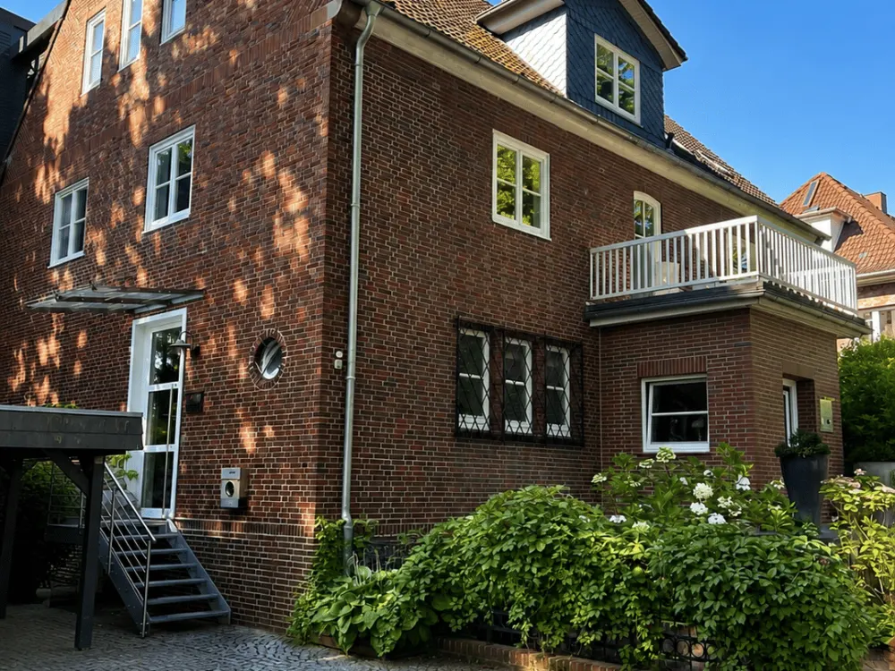 Exklusives Wohnen in Othmarschen, 150 m² Maisonette mit eigenem Eingang, großem Balkon & Carport