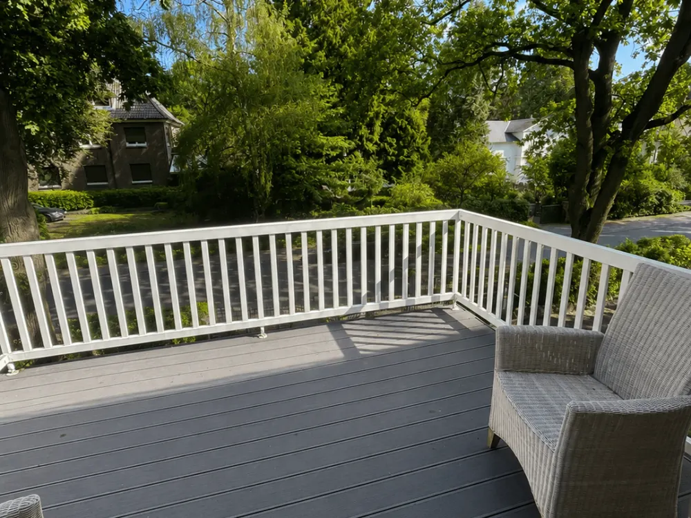 Exklusives Wohnen in Othmarschen, 150 m² Maisonette mit eigenem Eingang, großem Balkon & Carport