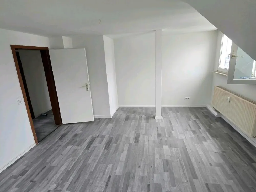 Renovierte 2 Zimmer- Dachgeschosswohnung in Obertshausen ab sofort zu vermieten