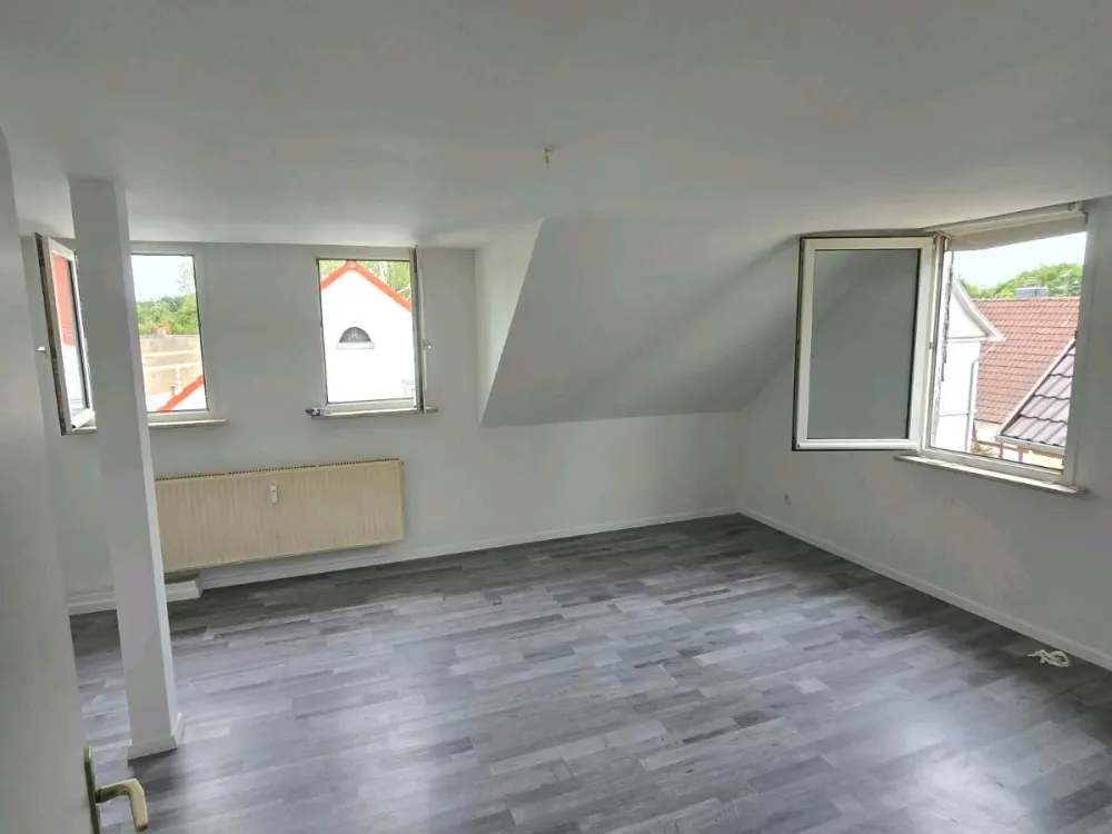 Renovierte 2 Zimmer- Dachgeschosswohnung in Obertshausen ab sofort zu vermieten