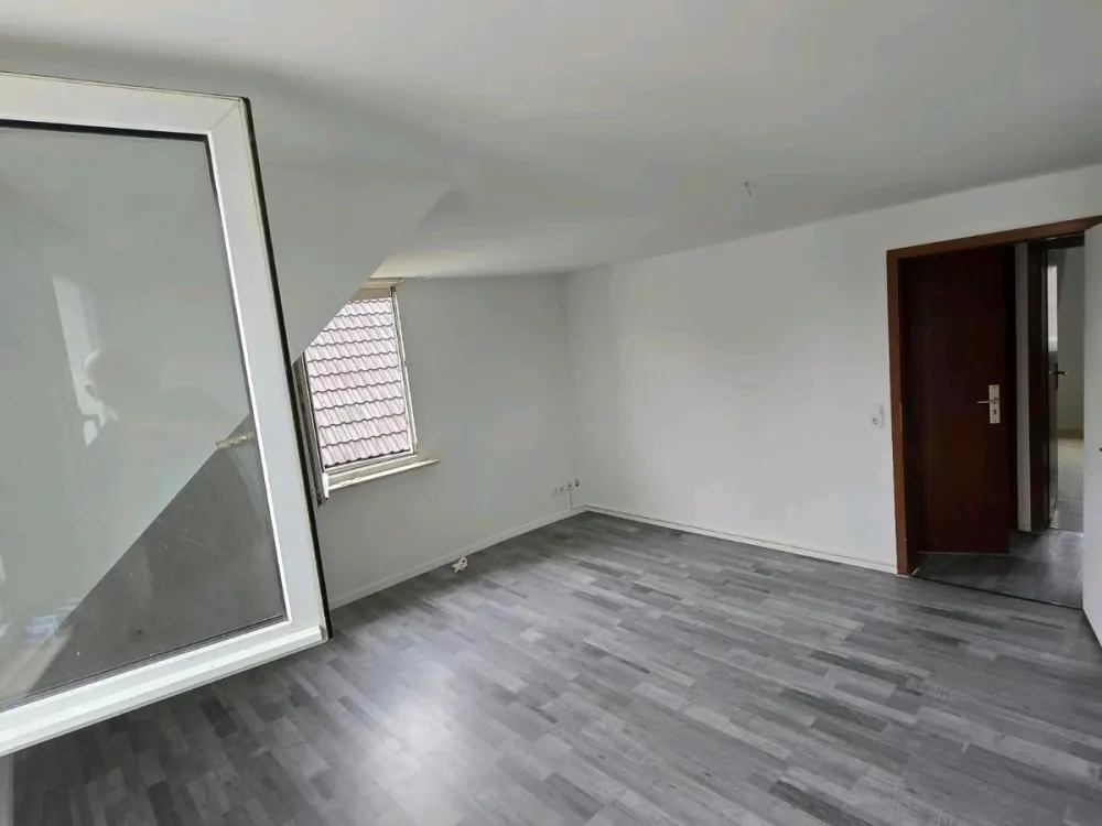 Renovierte 2 Zimmer- Dachgeschosswohnung in Obertshausen ab sofort zu vermieten