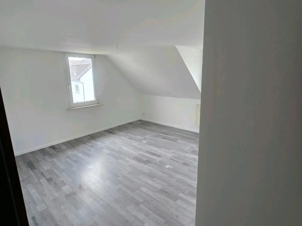 Renovierte 2 Zimmer- Dachgeschosswohnung in Obertshausen ab sofort zu vermieten