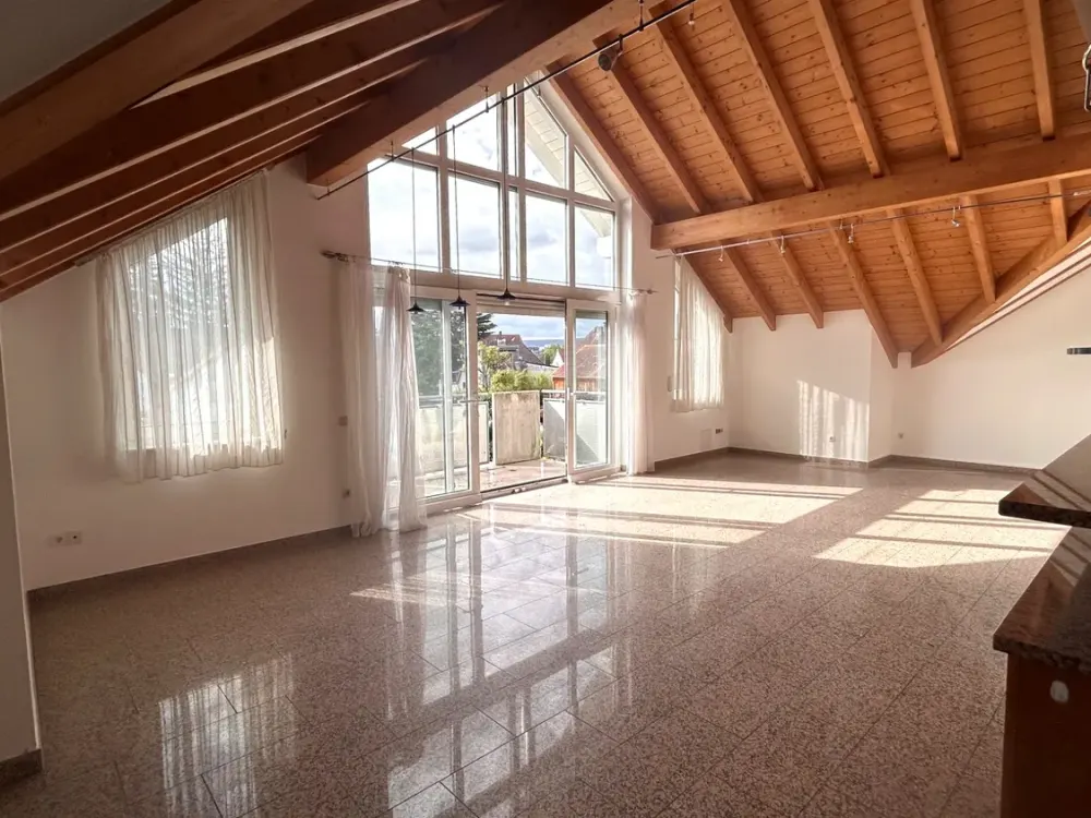 Außergewöhnliche 3-Zimmer-Dachgeschosswohnung mit offenem Dachstuhl & Balkon