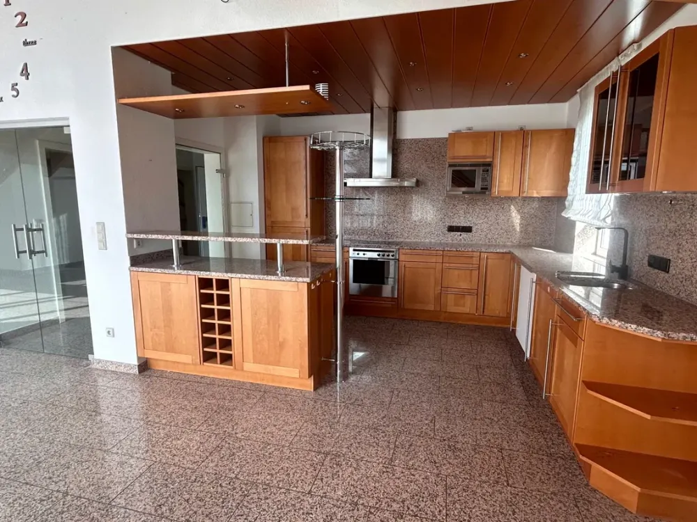 Außergewöhnliche 3-Zimmer-Dachgeschosswohnung mit offenem Dachstuhl & Balkon