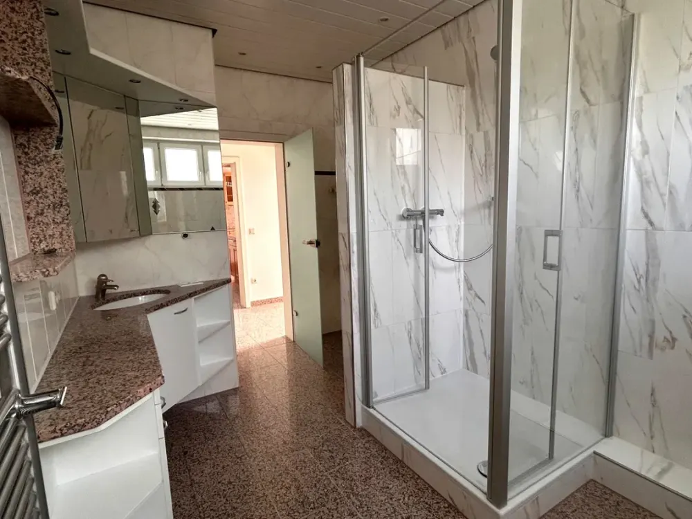 Außergewöhnliche 3-Zimmer-Dachgeschosswohnung mit offenem Dachstuhl & Balkon