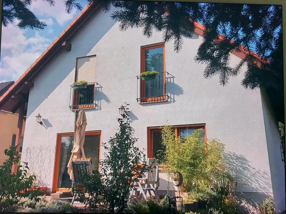 Helle Zweiraumwohnung im OG von EFH, mit gr. Bad & Wohnküche