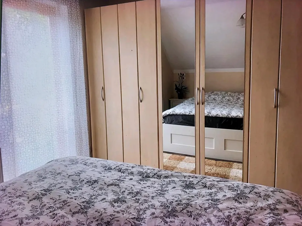 Helle Zweiraumwohnung im OG von EFH, mit gr. Bad & Wohnküche