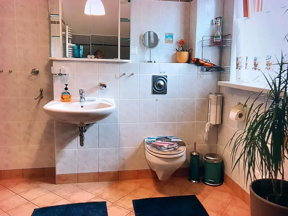 Helle Zweiraumwohnung im OG von EFH, mit gr. Bad & Wohnküche