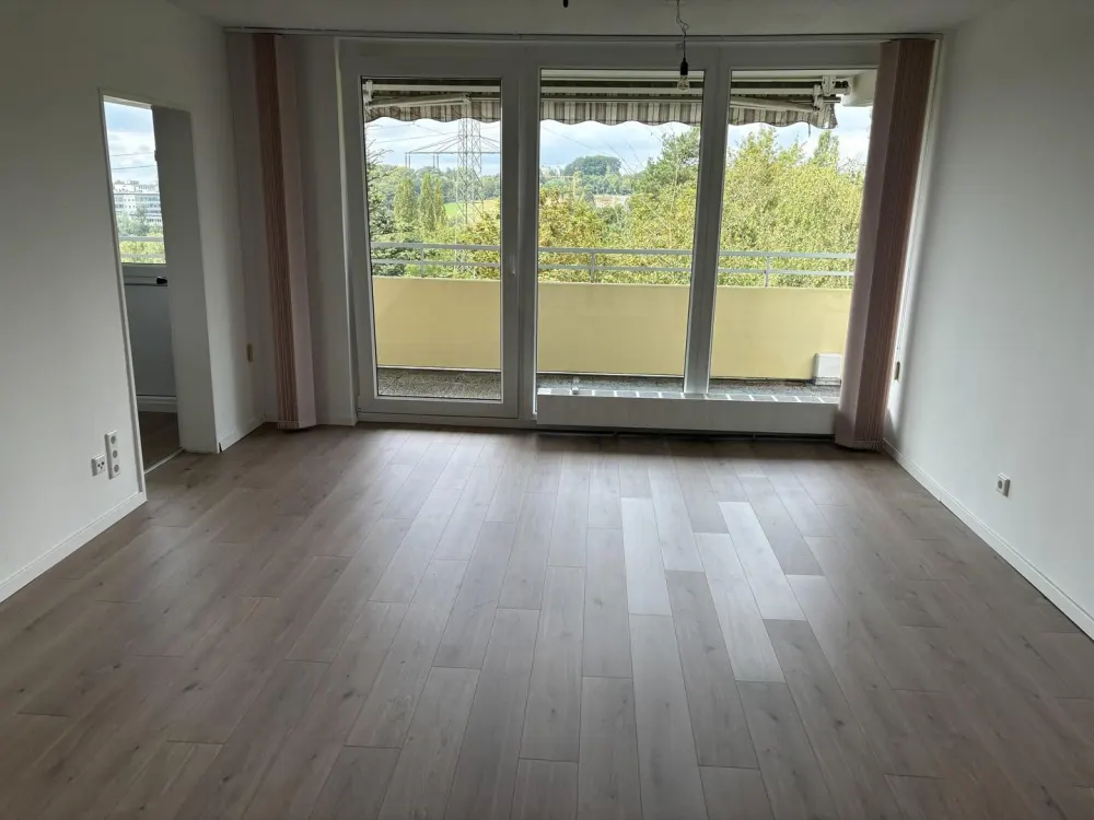 Renovierte 2-Zimmer Wohnung mit EBK, Balkon und Weitblick