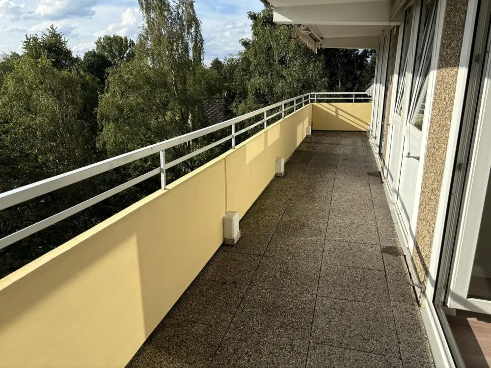 Renovierte 2-Zimmer Wohnung mit EBK, Balkon und Weitblick