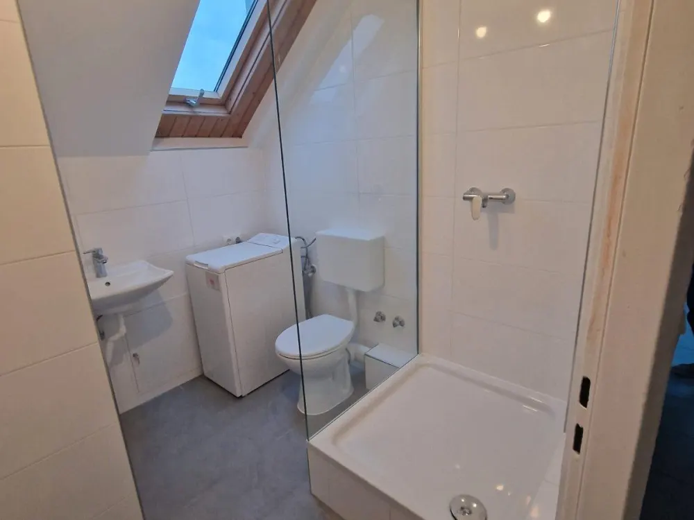 Kleine 2 Zimmer Dachgeschoßwohnung Möbliert S-Bahn