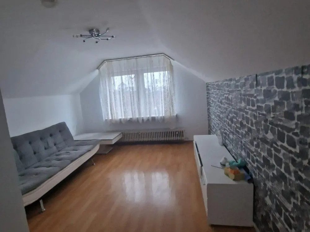 Kleine 2 Zimmer Dachgeschoßwohnung Möbliert S-Bahn