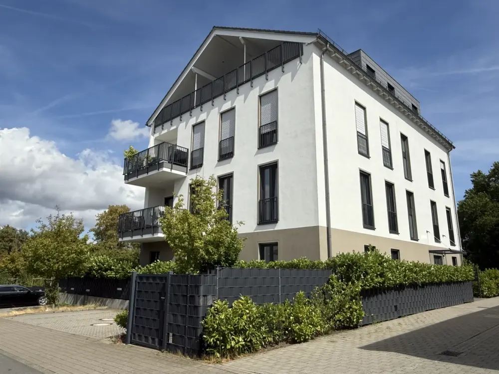 Moderne 2-Zi.-Wohnung mit Balkon, EBK, Aufzug & Stellplatz