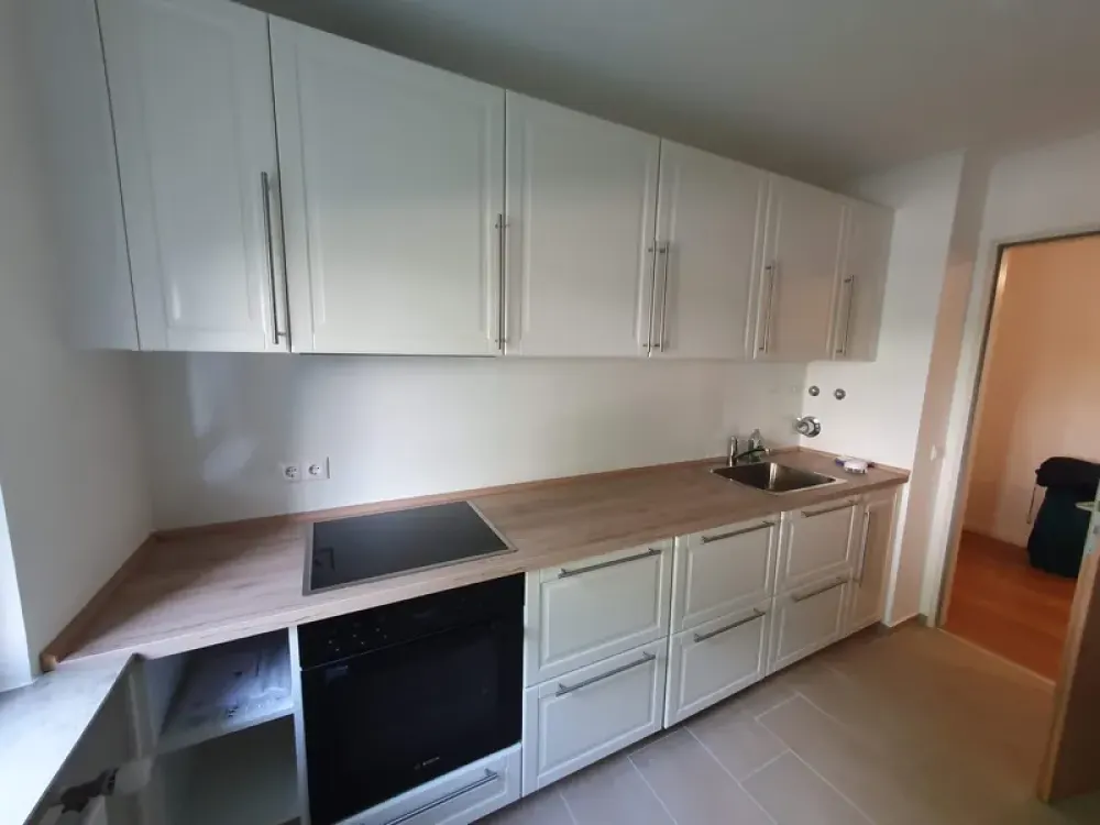 Stilvoll 3-Zimmer-Erdgeschosswohnung mit neuer Einbauküche, verglaster Terrasse & Tiefgarage