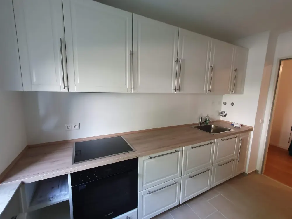 Stilvoll 3-Zimmer-Erdgeschosswohnung mit neuer Einbauküche, verglaster Terrasse & Tiefgarage