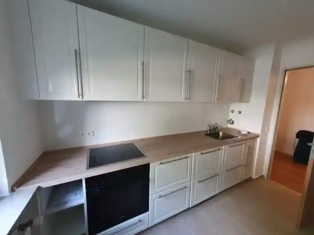 Stilvoll 3-Zimmer-Erdgeschosswohnung mit neuer Einbauküche, verglaster Terrasse & Tiefgarage
