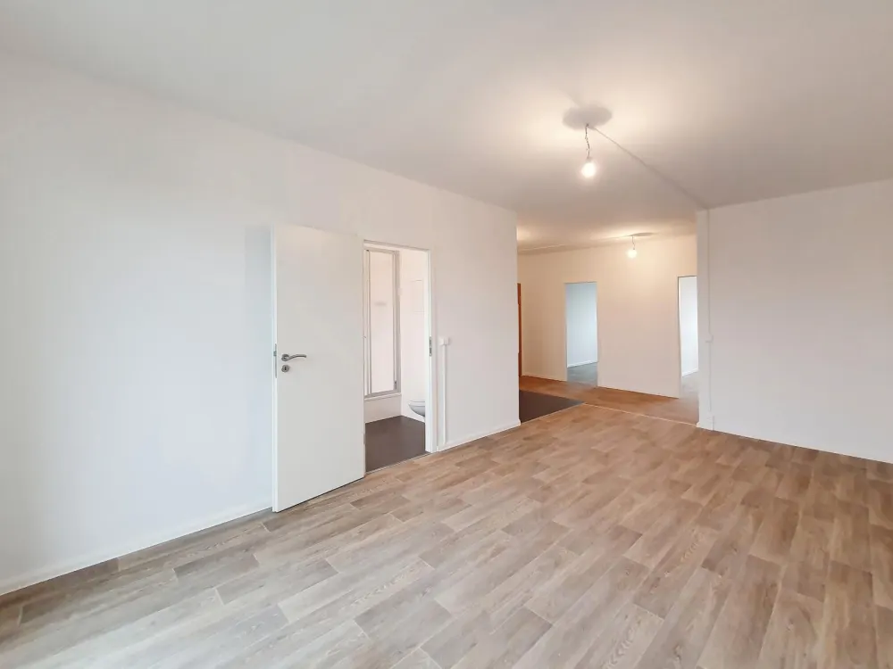 ** WOW ** - Großes Tageslichtbad und offene Küche! 3-Zimmer-Wohnung ab November!
