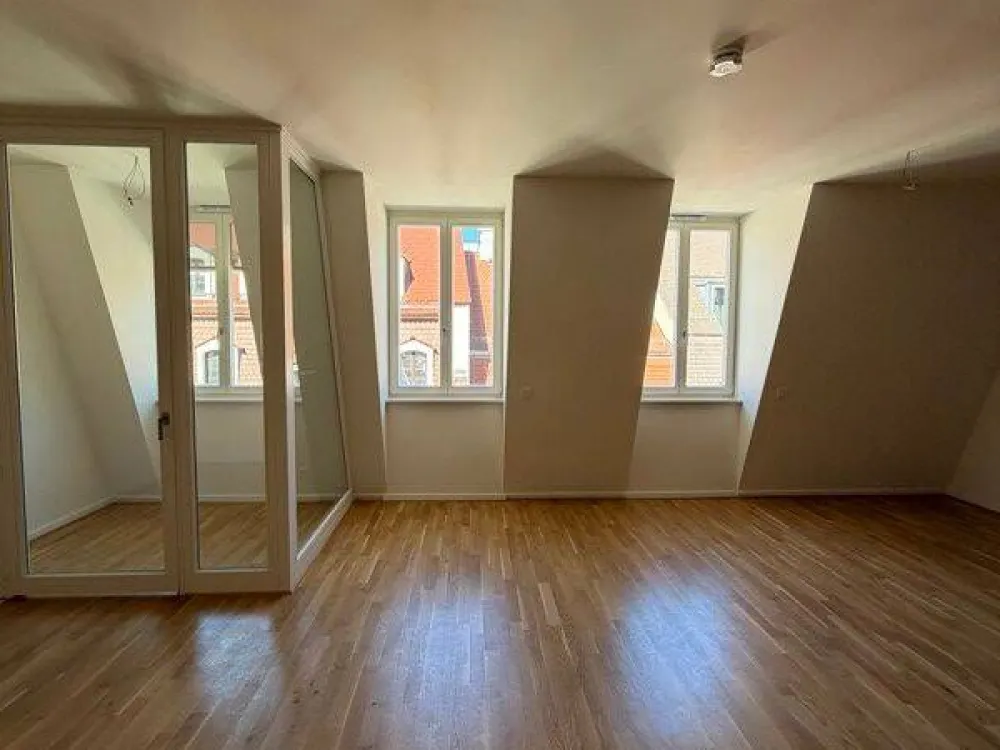 Zentral Wohnen: 2-Raum-Wohnung mit Einbauküche an der Frauenkirche