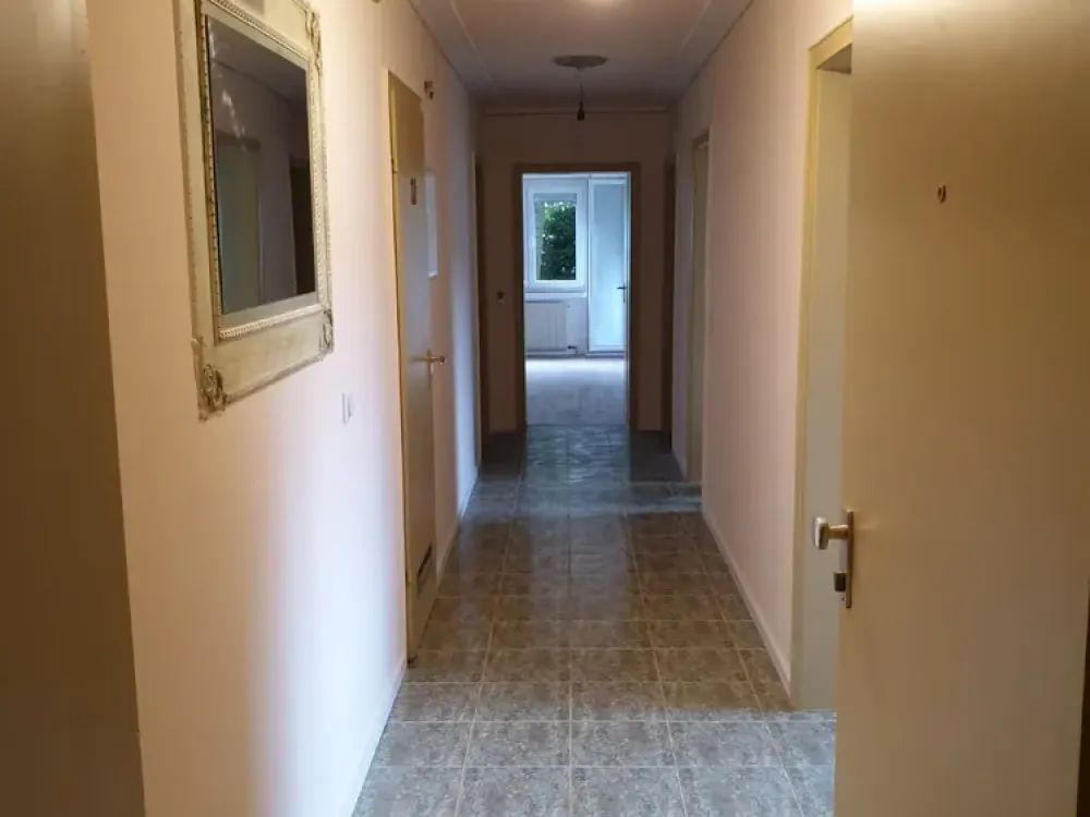 Geschmackvolle Wohnung mit drei Zimmern sowie Balkon und Einbauküche in Esslingen am Necka