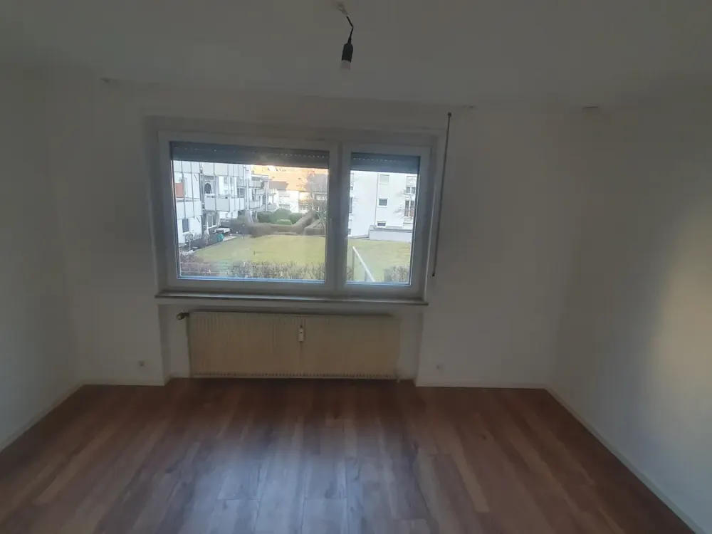 Geschmackvolle Wohnung mit drei Zimmern sowie Balkon und Einbauküche in Esslingen am Necka