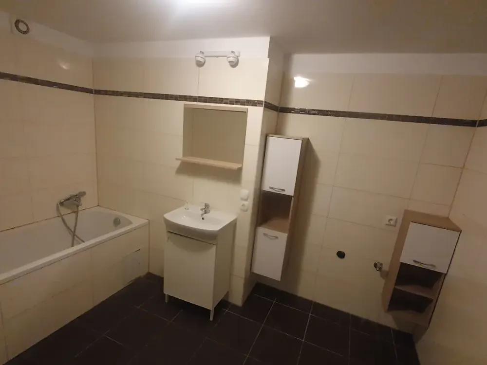 Geschmackvolle Wohnung mit drei Zimmern sowie Balkon und Einbauküche in Esslingen am Necka