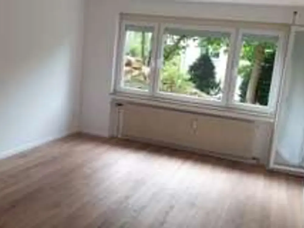 Geschmackvolle Wohnung mit drei Zimmern sowie Balkon und Einbauküche in Esslingen am Necka