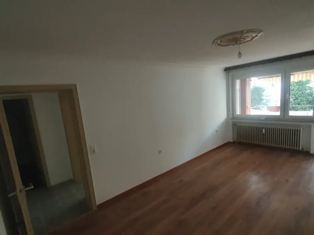 Geschmackvolle Wohnung mit drei Zimmern sowie Balkon und Einbauküche in Esslingen am Necka