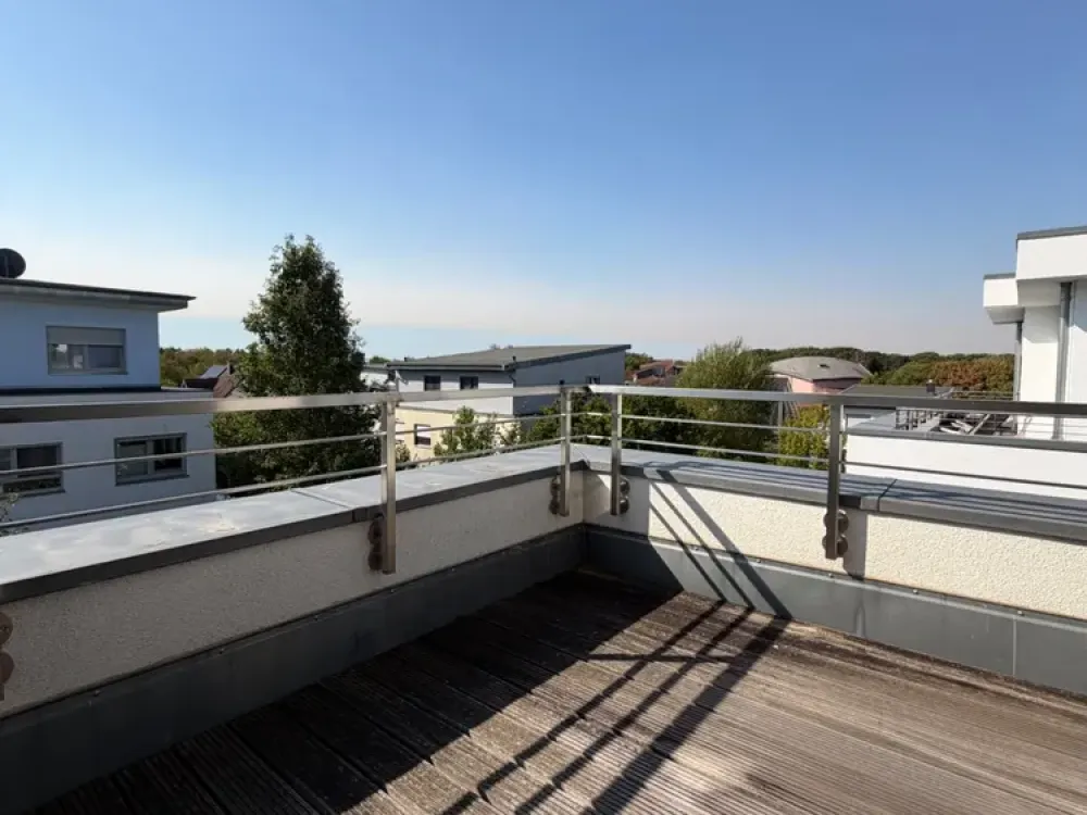 Lichtdurchflutetes Dachgeschoss mit Terrasse und Blick ins Grüne