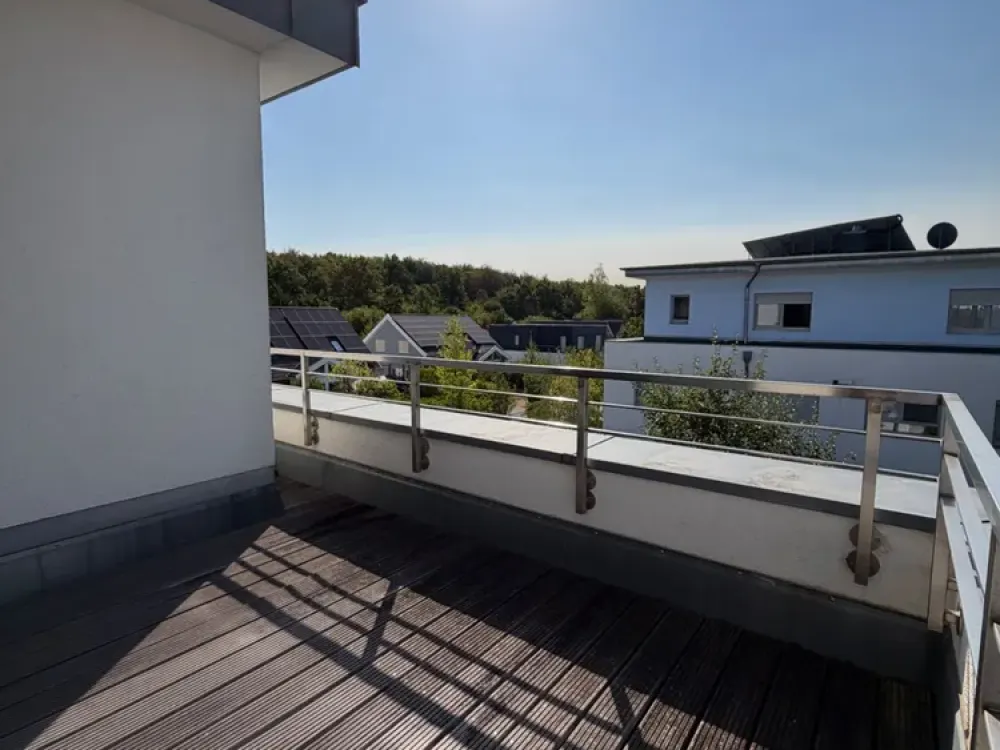 Lichtdurchflutetes Dachgeschoss mit Terrasse und Blick ins Grüne