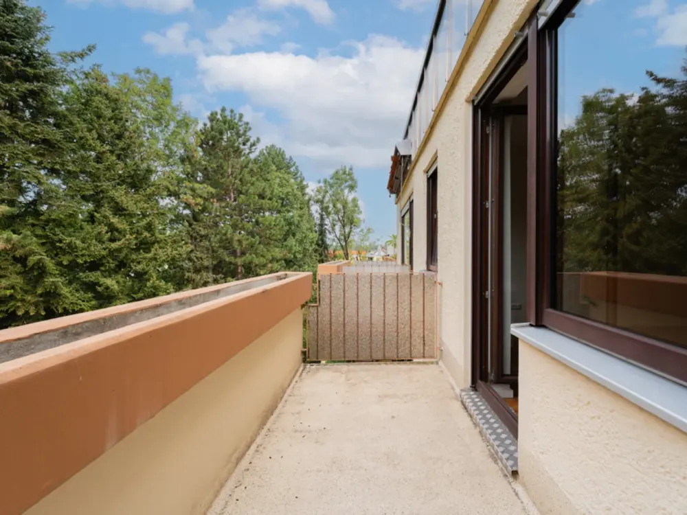 Sanierte 4-Zimmer-Dachgeschosswohnung mit 3 Balkonen und TG-Stellplatz