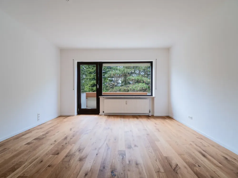 Sanierte 4-Zimmer-Dachgeschosswohnung mit 3 Balkonen und TG-Stellplatz