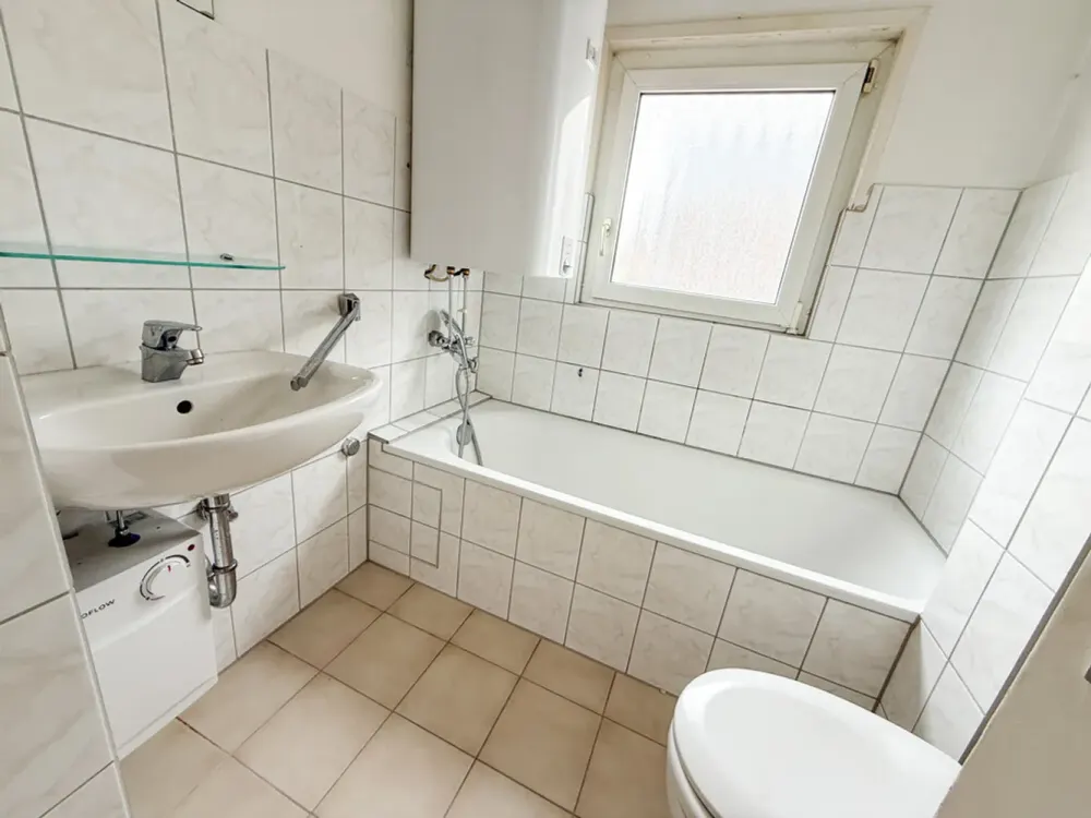 Schöne 2-Zimmer-Dachgeschosswohnung mit neuer Einbauküche